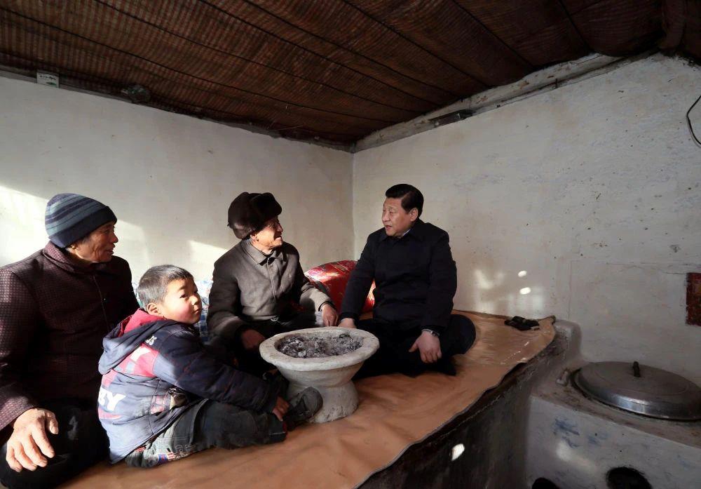 △2012年12月30日，在河北省阜平縣龍泉關(guān)鎮(zhèn)駱駝灣村，習近平總書記看望唐榮斌老人一家。