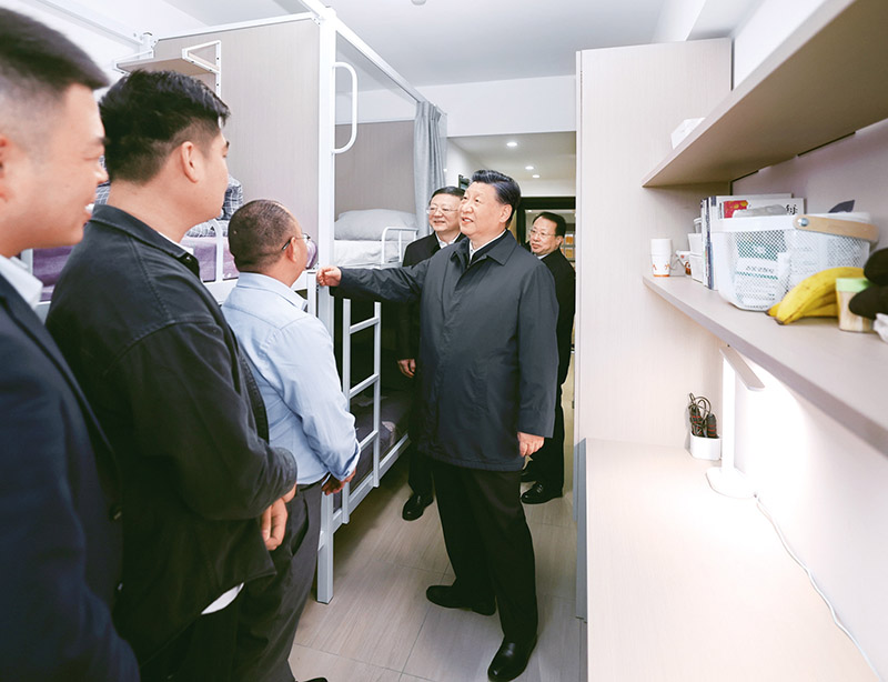 2023年11月28日至12月2日，中共中央總書(shū)記、國(guó)家主席、中央軍委主席習(xí)近平在上?？疾?。這是11月29日下午，習(xí)近平在閔行區(qū)新時(shí)代城市建設(shè)者管理者之家考察時(shí)，在社區(qū)宿舍型出租房源租戶的住房，了解在此居住的城市一線工作者的生活狀況。 新華社記者 鞠鵬/攝