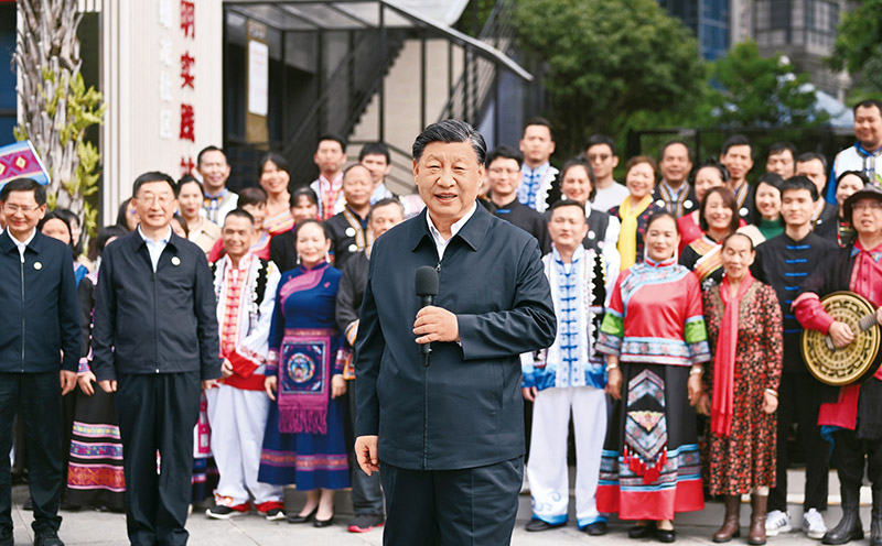 2023年12月14日至15日，中共中央總書(shū)記、國(guó)家主席、中央軍委主席習(xí)近平在廣西考察。這是14日上午，習(xí)近平在南寧市良慶區(qū)蟠龍社區(qū)考察時(shí)，同社區(qū)各族群眾親切交流。 新華社記者 燕雁/攝