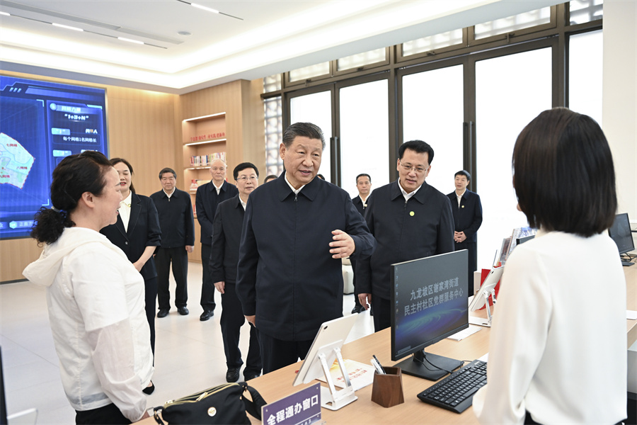2024年4月22日至24日，中共中央總書記、國家主席、中央軍委主席習(xí)近平在重慶考察。這是22日下午，習(xí)近平在九龍坡區(qū)謝家灣街道民主村社區(qū)考察。新華社記者 謝環(huán)馳 攝