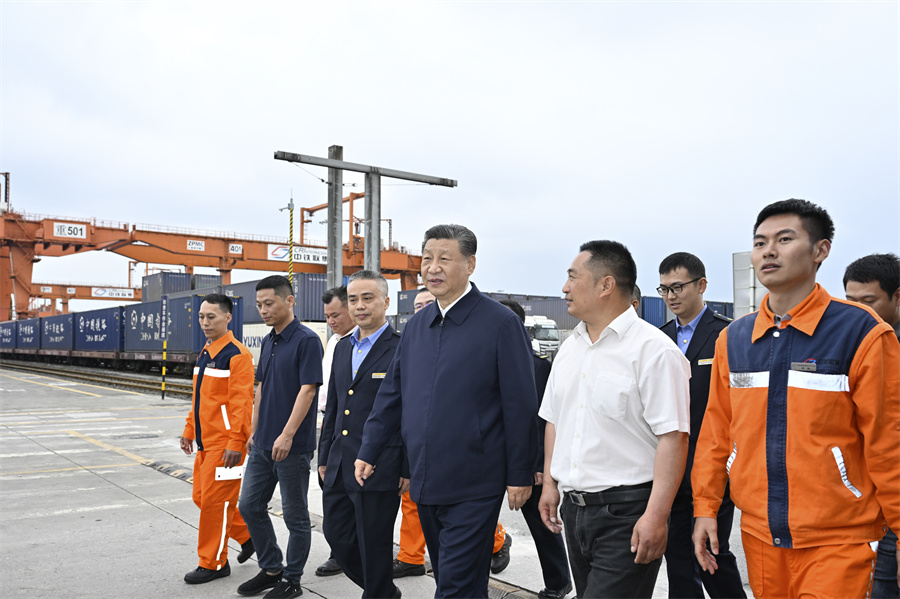 2024年4月22日至24日，中共中央總書記、國家主席、中央軍委主席習(xí)近平在重慶考察。這是22日下午，習(xí)近平在重慶國際物流樞紐園區(qū)重慶鐵路集裝箱中心站，同貨車司機、列車司機、裝卸工人、場站管理人員等親切交流。新華社記者 岳月偉 攝