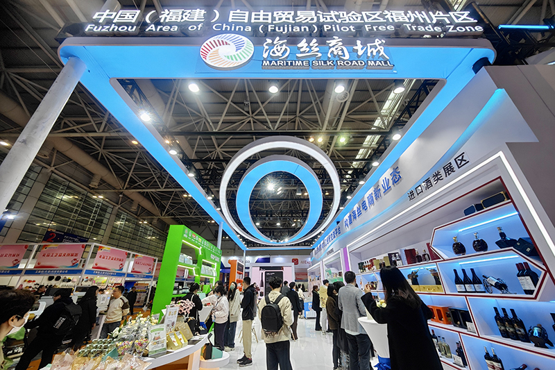 2024年3月18日，第四屆中國跨境電商交易會在福建福州開幕。展會聚焦“鏈接跨境全流域 共建電商新生態(tài)”，集聚全國80余個外貿(mào)產(chǎn)業(yè)帶的上千家供應(yīng)鏈企業(yè)。