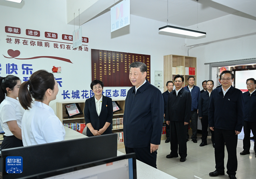 2024年6月19日下午，習近平在寧夏銀川市金鳳區(qū)長城花園社區(qū)黨群服務(wù)中心便民服務(wù)廳了解社區(qū)開展便民惠民服務(wù)等情況。新華社記者 謝環(huán)馳 攝