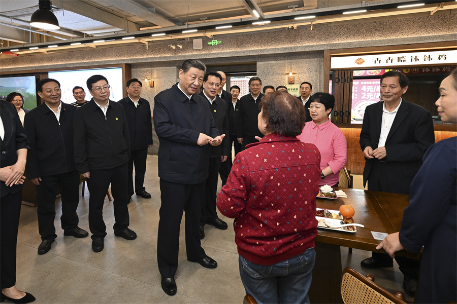 2024年4月22日下午，習近平在九龍坡區(qū)謝家灣街道民主村社區(qū)考察時，同正在社區(qū)食堂就餐的群眾親切交流。新華社記者 謝環(huán)馳 攝