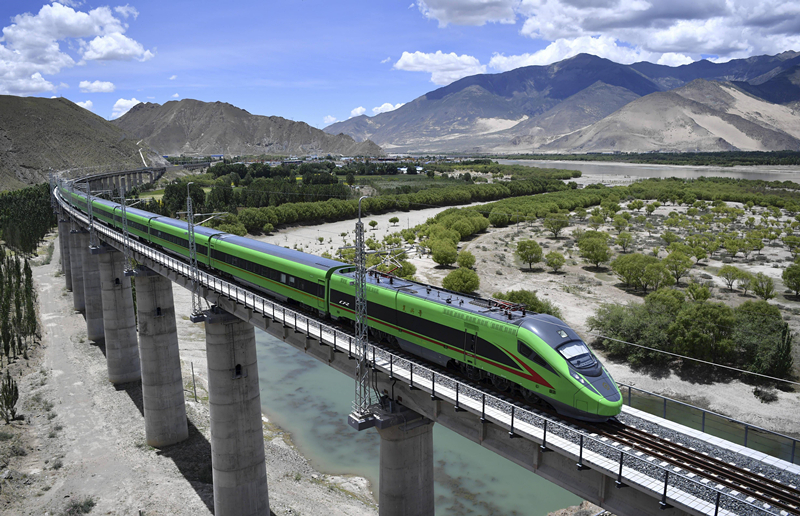2022年6月22日，復(fù)興號(hào)列車行駛在西藏山南境內(nèi)。