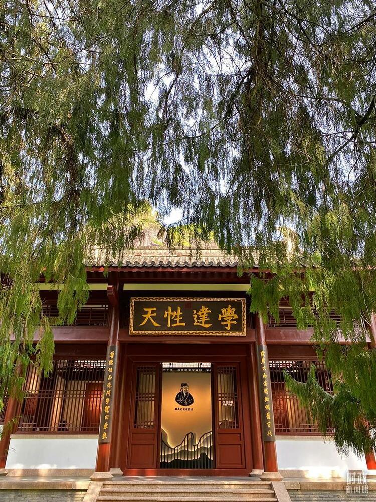 時(shí)政新聞眼丨在這場(chǎng)文藝界盛會(huì)上，習(xí)近平對(duì)文藝工作者有哪些深情寄語(yǔ)？