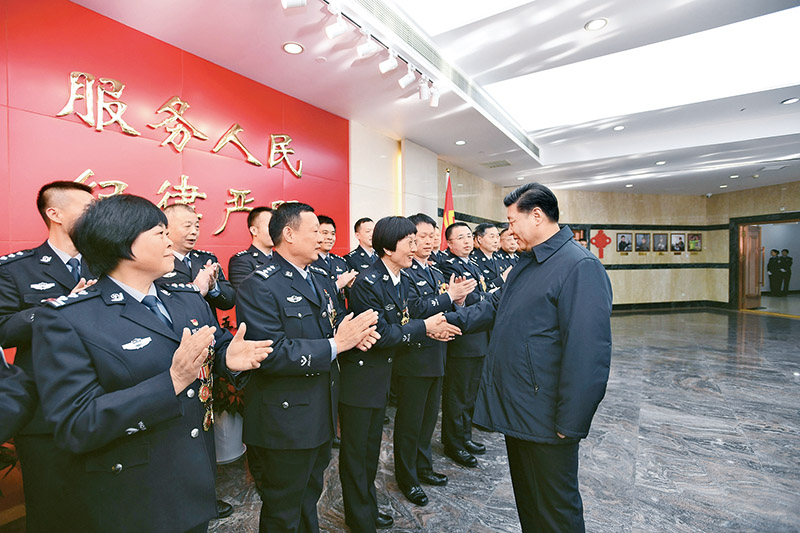 2019年2月1日，習(xí)近平總書記在北京看望慰問基層干部群眾，考察北京冬奧會、冬殘奧會籌辦工作。這是1日上午，習(xí)近平在北京市公安局，同公安英模和干警代表一一握手，向全國廣大公安干警致以新春祝福。