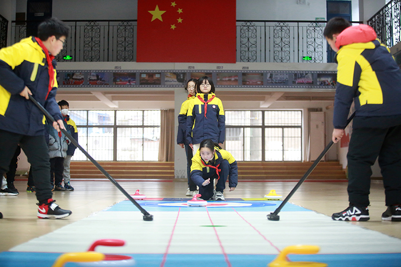2022年2月17日，江蘇省揚州市育才小學(xué)開展“奧運精神伴成長 我們一起向未來”開學(xué)第一課活動。這是學(xué)生們在體驗旱地冰壺運動。