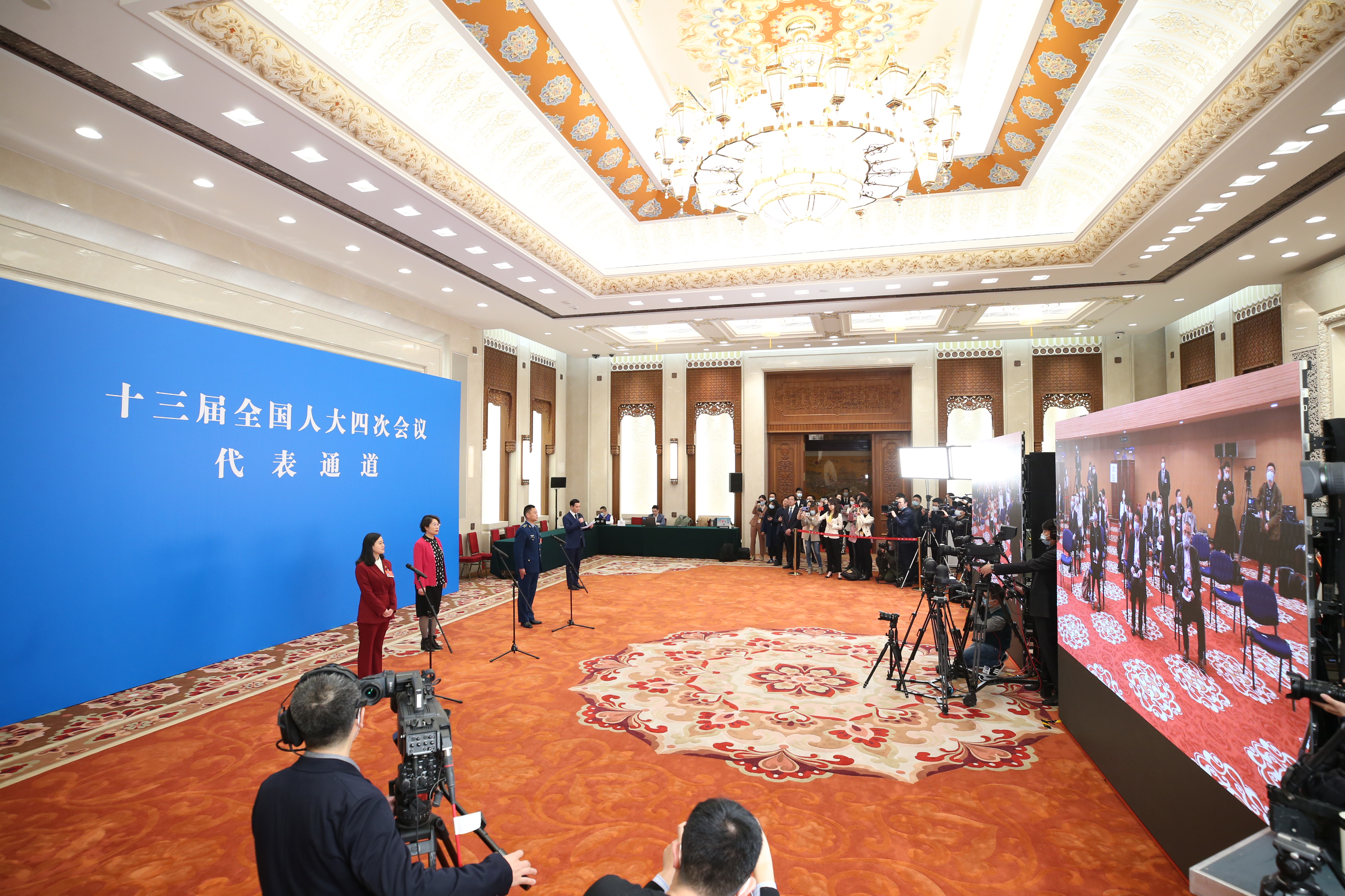 2021年3月5日，第十三屆全國(guó)人民代表大會(huì)第四次會(huì)議舉行首場(chǎng)“代表通道”采訪(fǎng)活動(dòng)。這是全國(guó)人大代表通過(guò)網(wǎng)絡(luò)視頻方式接受采訪(fǎng)。