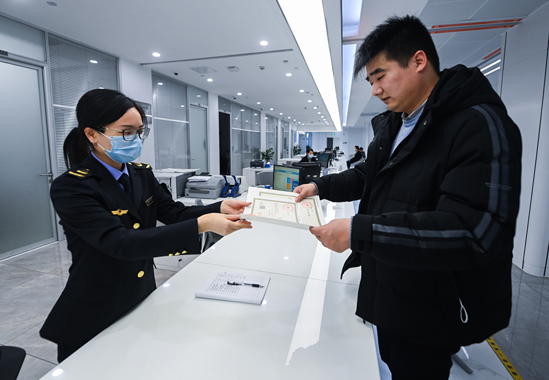 2023年2月8日，浙江省湖州市吳興區(qū)，企業(yè)負責人在中小微企業(yè)一站式服務平臺領取營業(yè)執(zhí)照。