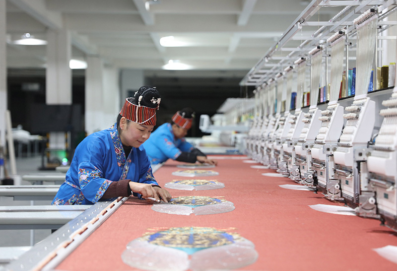 2023年2月13日，貴州省黔東南苗族侗族自治州施秉縣工業(yè)園區(qū)，工人在機繡車間作業(yè)。