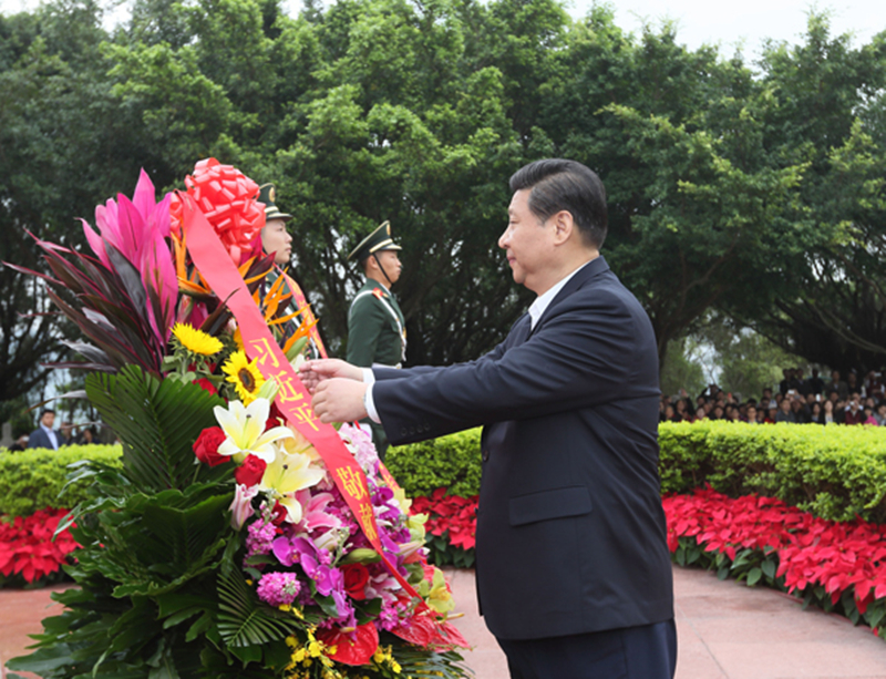 2012年12月8日，習(xí)近平在深圳蓮花山公園向鄧小平銅像敬獻(xiàn)花籃。