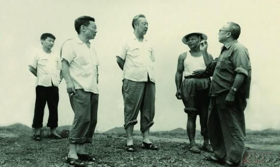 1978年8月，習(xí)仲勛（左三）在廣東惠陽農(nóng)村調(diào)研。在清華大學(xué)讀書的習(xí)近平（左一）利用暑假時間參加社會實(shí)踐，隨同父親一起下鄉(xiāng)。