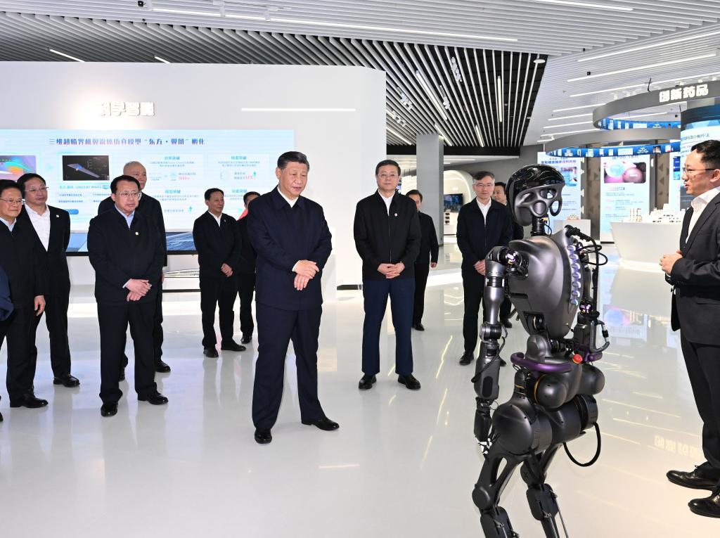 2023年11月28日下午，習近平在浦東新區(qū)張江科學城參觀上海科技創(chuàng)新成果展。新華社記者 謝環(huán)馳 攝