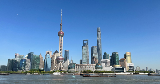 沿蘇州河遠眺陸家嘴城市建筑群。人民網(wǎng) 馬作鵬 攝