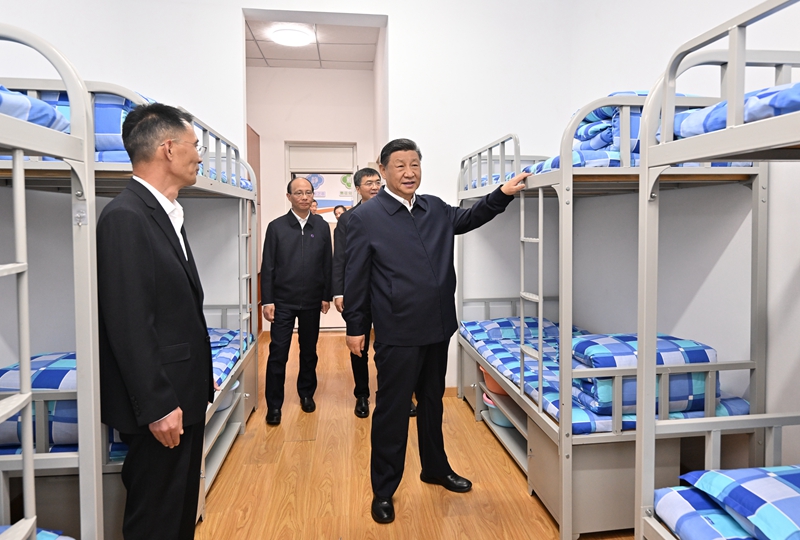 2024年6月18日下午，習近平總書記在青海果洛西寧民族中學宿舍樓察看學生住宿條件。