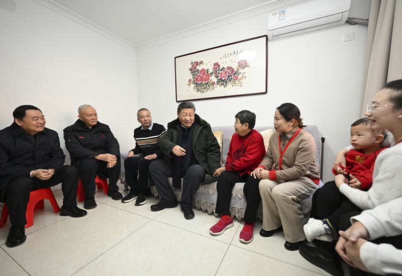 2025年1月23日上午，習近平總書記在遼寧沈陽大東區(qū)長安街道長安小區(qū)考察時，走進居民郎素蘭家中看望。