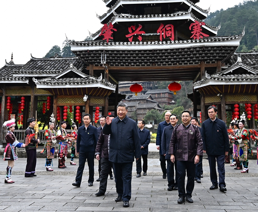 2025年3月17日下午，習近平在黔東南州黎平縣肇興侗寨考察時，在寨門口向身著民族盛裝歡迎的村民揮手致意。新華社記者 燕雁 攝