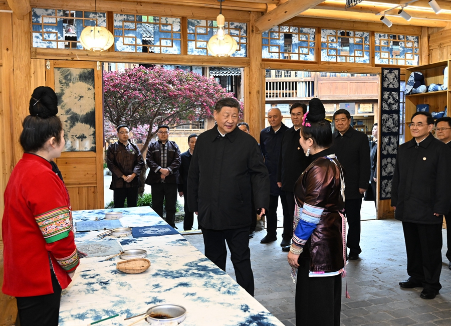 2025年3月17日下午，習近平在黔東南州黎平縣肇興侗寨侗鄉(xiāng)特色產(chǎn)業(yè)基地考察。新華社記者 謝環(huán)馳 攝