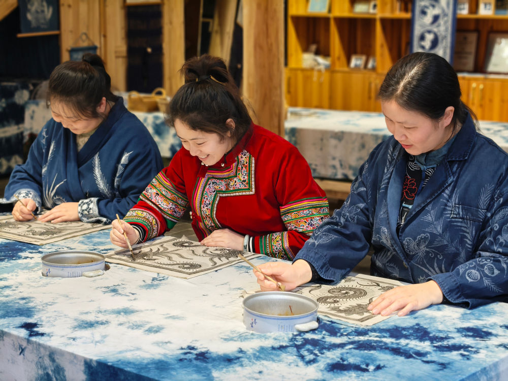 2025年3月14日，村民在肇興侗寨內(nèi)制作蠟染。圖片來源：新華社