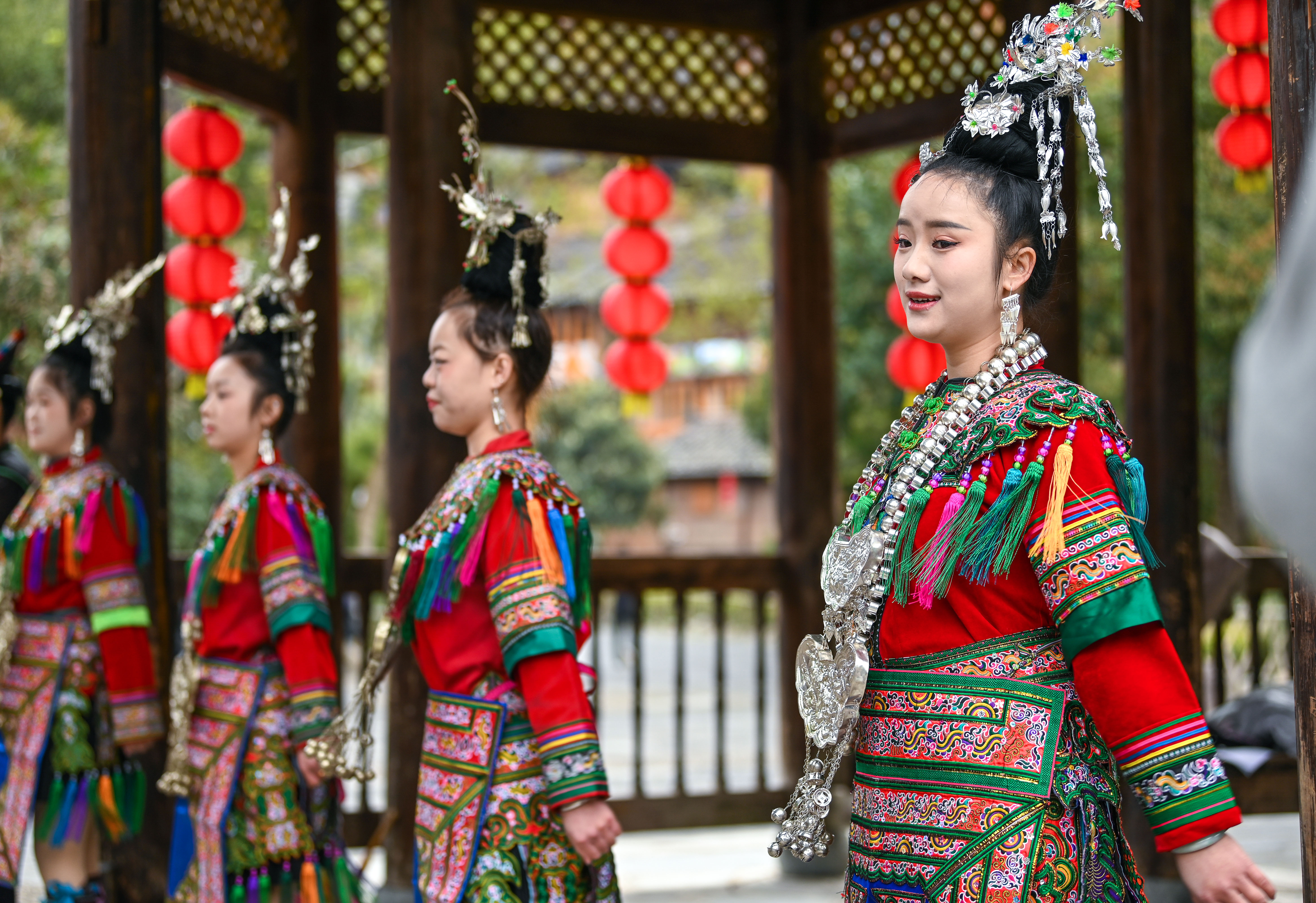  2025年3月18日，侗族群眾在貴州省黎平縣肇興侗寨給游客演唱侗族大歌。